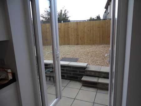 2 bedroom end of terrace house to rent - Photo 4
