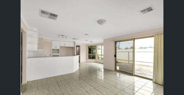 Spacious Family Home with Plenty of Features! - Photo 1