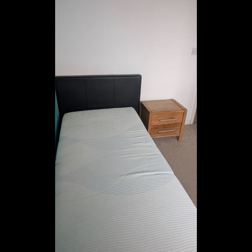 Room in a Shared House, Emerson Square, BS7 - Photo 1