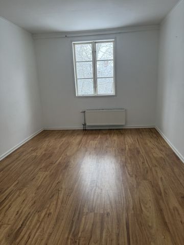 Rymlig lägenhet med tre sovrum och stor källare i Tystberga! - Foto 3