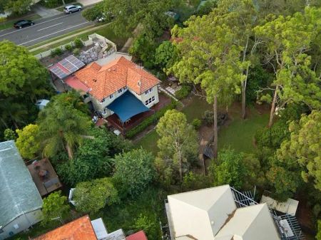 “Stunning five bedroom home in the heart of Holland Park” - Photo 2