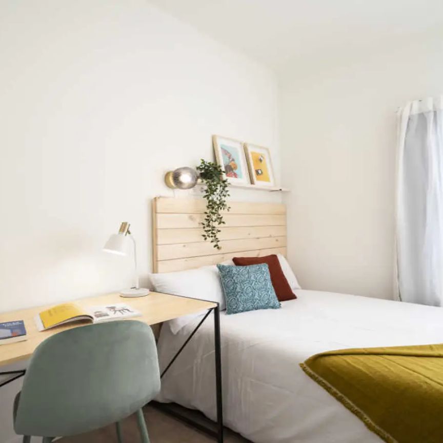 Room in a shared 17-bedroom apartment for rent in Vallehermoso - Photo 1