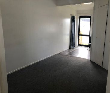 3 Bedroom Flat with Fenced Back Yard - Photo 2