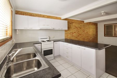 Spacious 2 Bedroom Townhouse in a Great Location&excl; - Photo 3