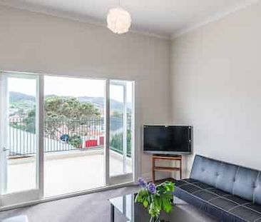 Practical living with plenty of natural light - Photo 1