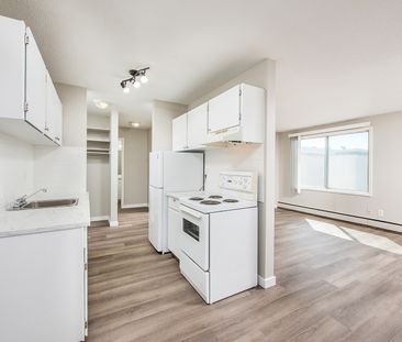 Signature Manor - Photo 2