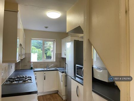 4 bedroom semi-detached house to rent - Photo 2