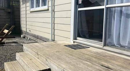 Spacious 4-Bedroom Home – Close to Schools & Shops - Photo 4