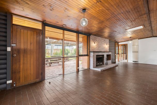 Updated perfectly private log cabin style home - Photo 1