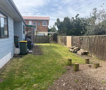 Charming 2BR Home (stand alone) - Photo 5