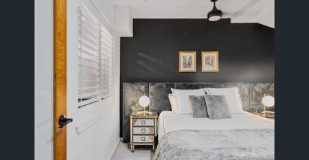 New York-inspired warehouse apartment, steps from James Street - Photo 4