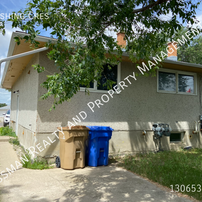 3 Bedroom, 2 Baths Duplex with Basement - Photo 1