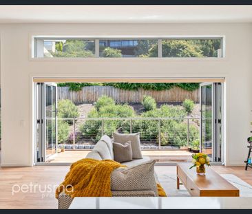 Light filled, contemporary family home - Photo 1