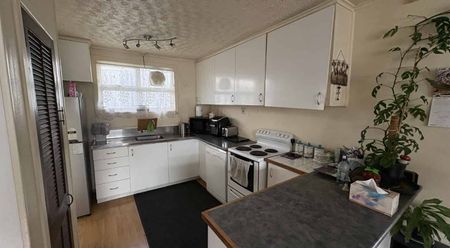 FAMILY HOME - FULLY FENCED - Photo 2