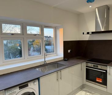 Two bedrooms two bathrooms first floor flat next to Newbury Park st... - Photo 3