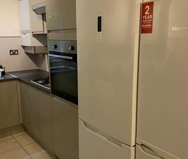 Room in a Shared Flat, Kingsridge, SW19 - Photo 4