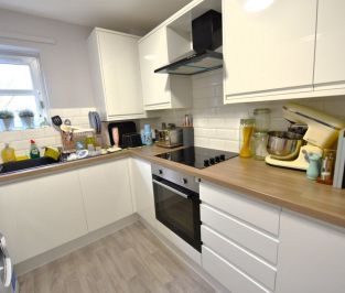 2 bedroom Flat in Flat 6, Leeds - Photo 3