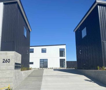 Beautifully Near New Townhouse - Photo 2