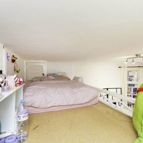 Modern Studio - Photo 1