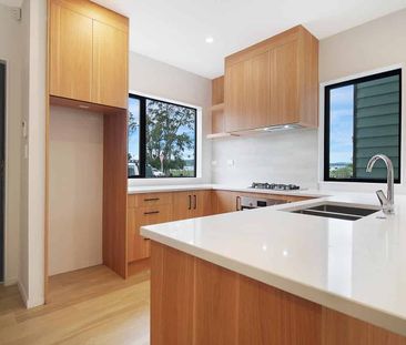 Stunning Four Bedroom Townhouse - Photo 2