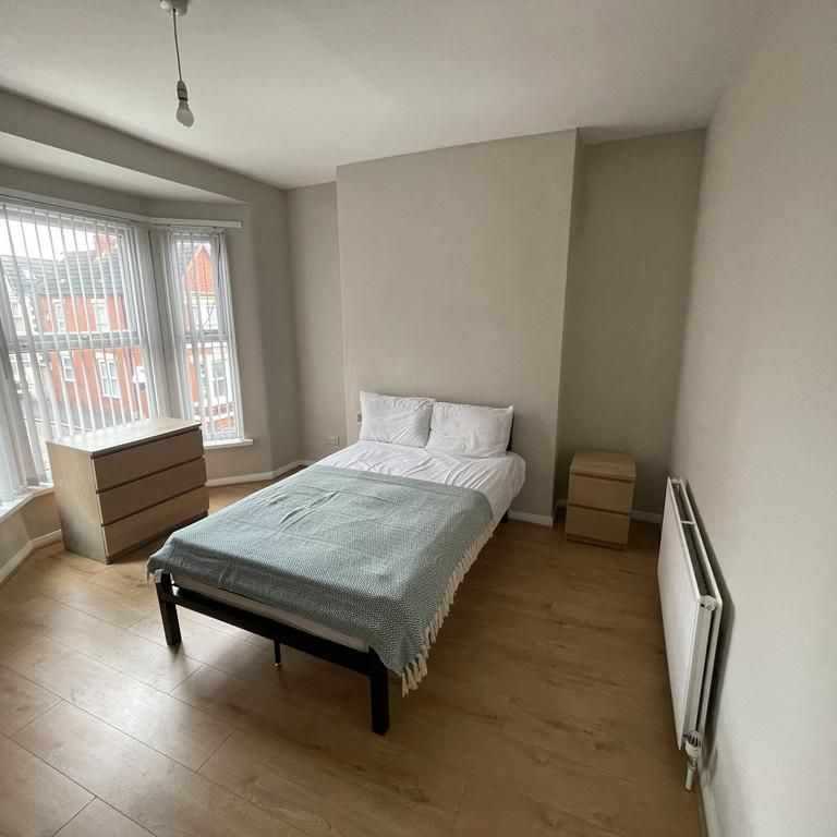 4 bedroom end of terrace house to rent - Photo 1