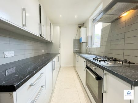 3 Bedroom Terraced - Photo 3