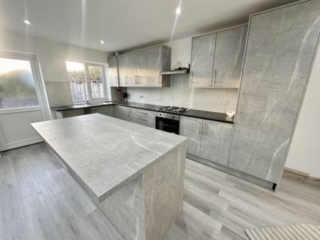 Long Readings Lane, Berkshire, SL2 - Photo 2