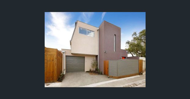 CHARMING 3 BED TOWNHOUSE IN QUIET BURNLEY POCKET - Photo 1