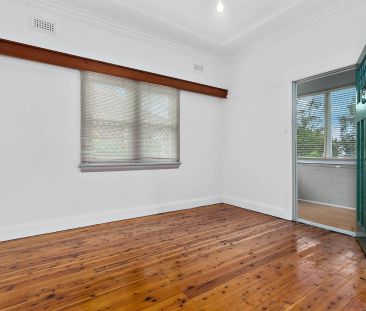 Character Cottage in a great location! - Photo 3