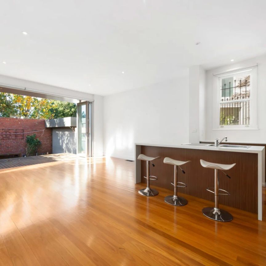 Beautiful balance of classical and contemporary - Photo 1