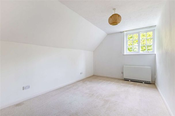 Rarely available one bedroom flat situated on a private estate - Photo 1