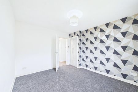 3 bedroom flat to rent - Photo 4