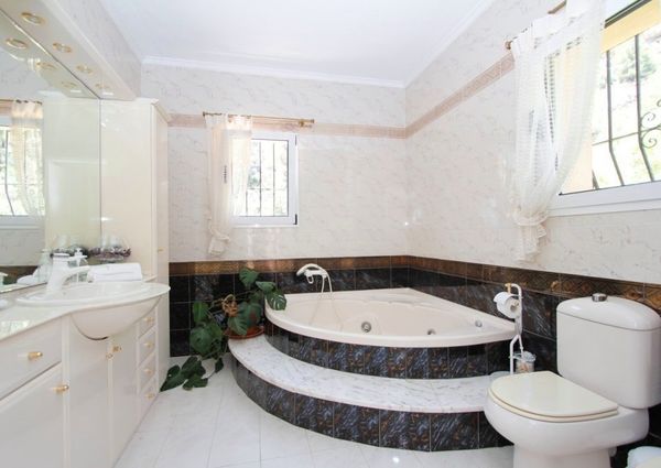 Villa for rent in Cumbre del Sol with 5 bedrooms