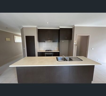 2/50 Jamieson Street, St Albans, Vic 3021 - Photo 3