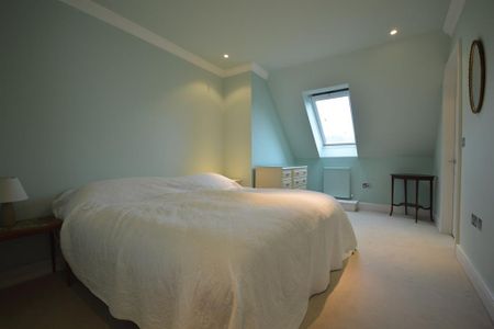 4 bedroom semi-detached house to rent - Photo 5