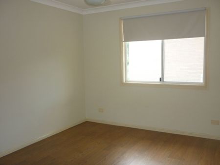 THREE BEDROOM TOWNHOUSE ON PEACEFUL POSITION OVERLOOKING WEST LAKE IN ROBINA - Photo 4