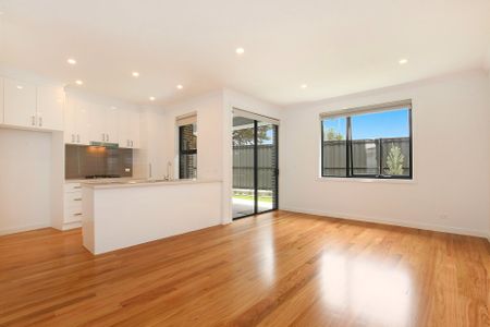 LARGE AND LUXURIOUS LIVING - Photo 2