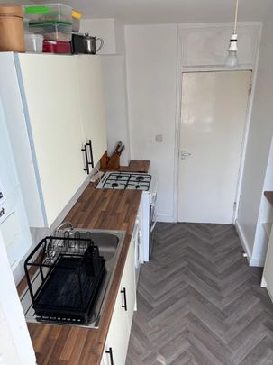 Room in a Shared Flat, York Road, SW11 - Photo 1