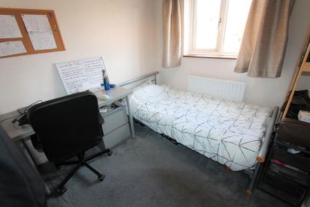 3 bedroom flat to rent - Photo 3