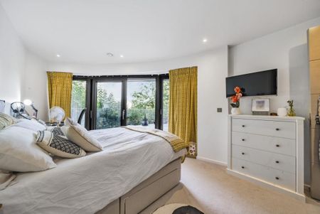 3 bedroom flat to rent - Photo 4