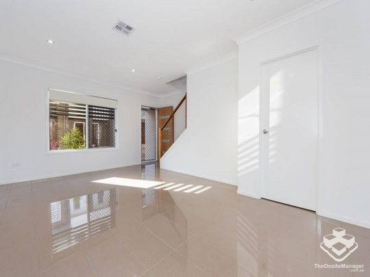 MODERN STYLISH 3 BED TOWNHOUSE IN GREAT LOCATION - Photo 1
