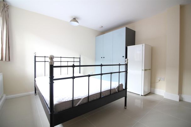 Hanworth Road, Hounslow - Photo 1