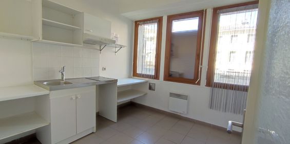 Appartement 1 pièces 33m2 MARSEILLE 1ER 595 euros - Photo 3