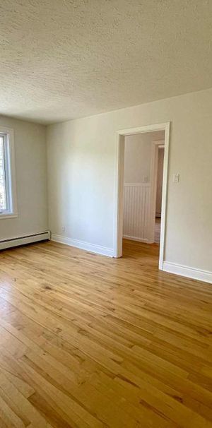 5 1/2 lumineux, chauffé, 1 stationnement déneigé, libre - Photo 1