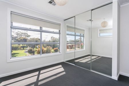 Three bedroom two bathroom in popular locale - Photo 5