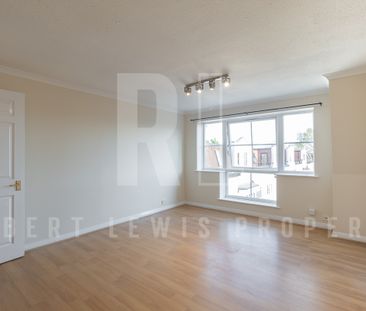 Spacious One Bedroom Penthouse Flat – Etchingham Park Road, N3 - Photo 5