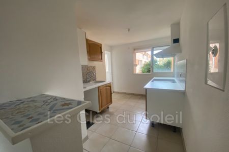 Location Appartement 5 pièces 82m² HYERES 83400 - Photo 4