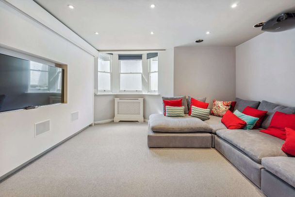 Generously proportioned house with enviable entertaining space moments from Clapham Common - Photo 1