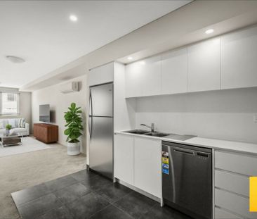 Beautiful 2 Bedroom Apartment - Available Now! - Photo 3