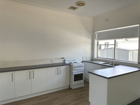 Cozy 1 bedroom unit with modern comforts! - Photo 3